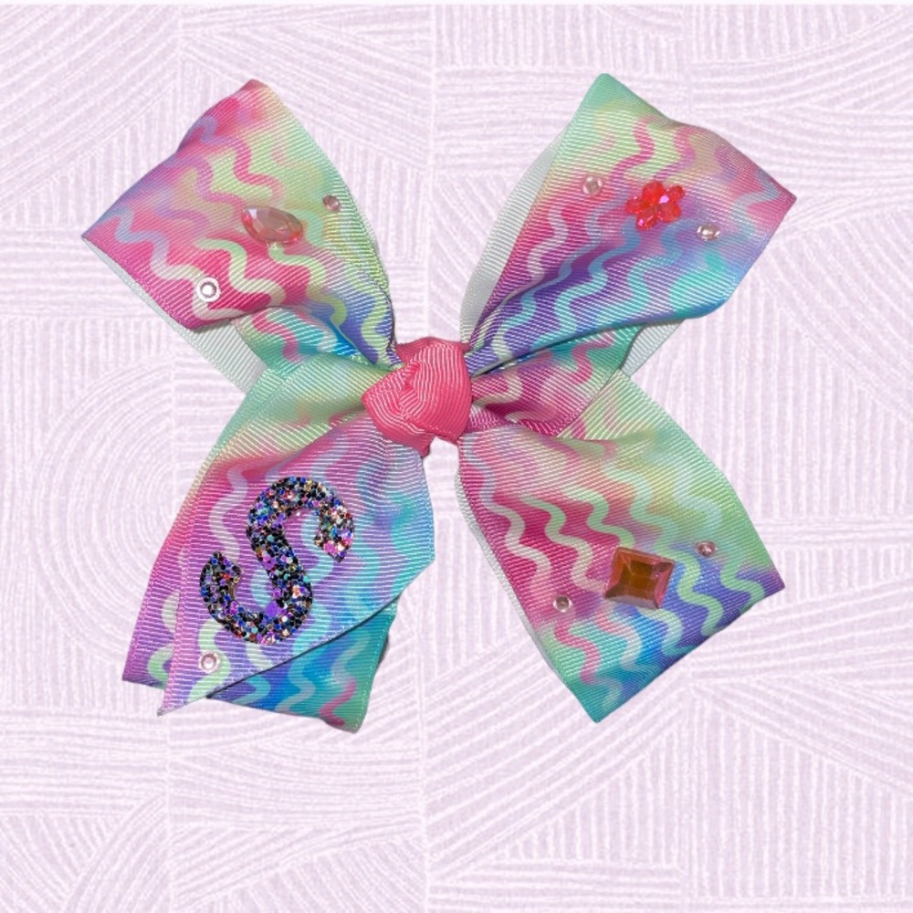 💖 Handcrafted 5 inch hair bow with glitter letter “S” 🎀